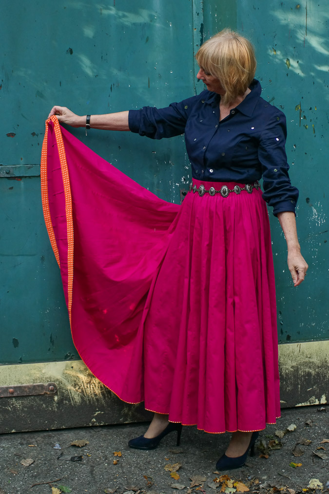 Fuchsia wide skirt with blue mirror blouse (35)_LR