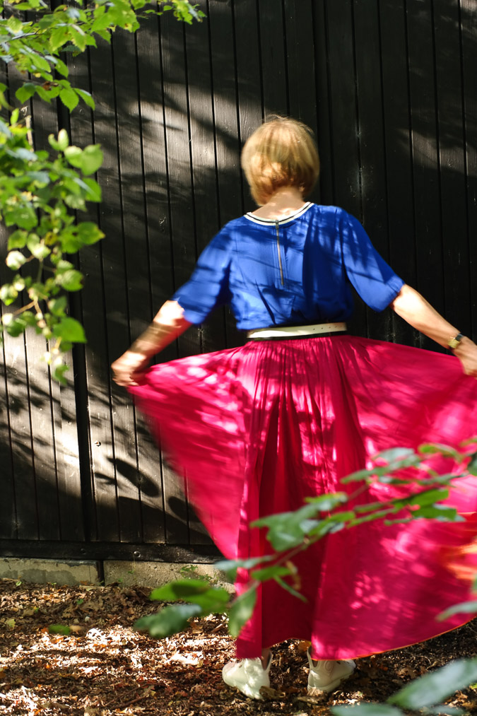Fuchsia wide skirt with electric blue top (13)_LR