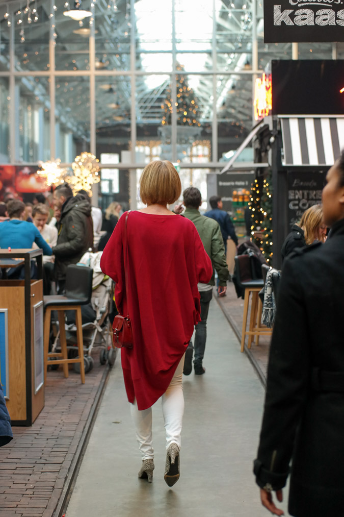long red tunic sweater with white skinnies, little red bag and leopard pumps at Foodhalls