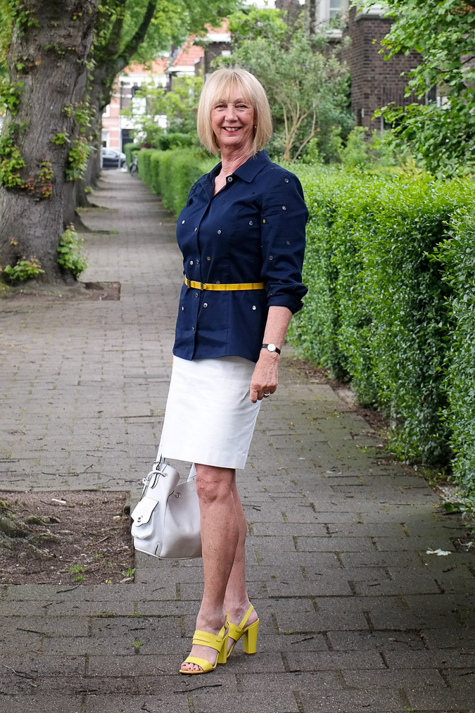 Elegant styling of a pencil skirt