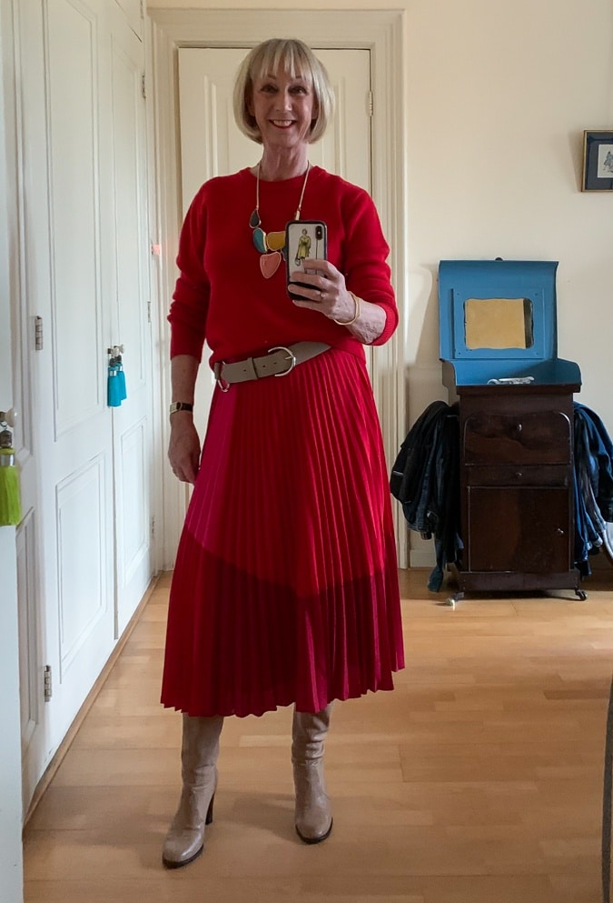 Red and pink pleated skirt with the belt the right way