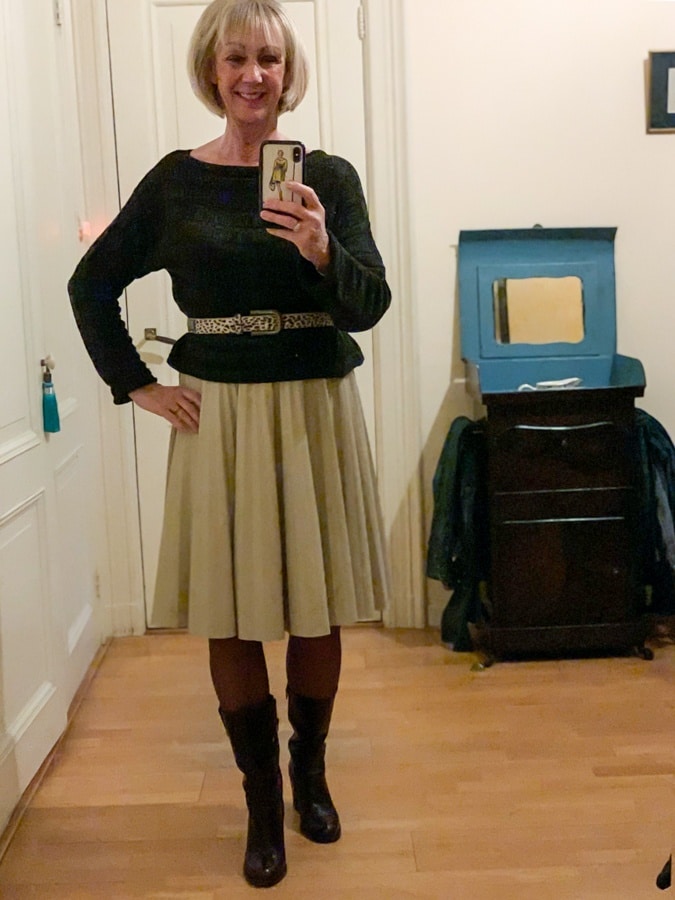 cream pleated skirt with brown jumper and boots