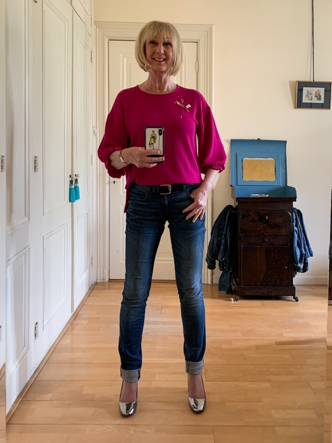 Jeans with fuchsia top by Essentiel