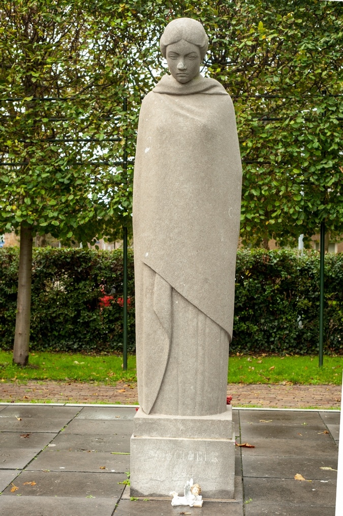 Mourning woman statue