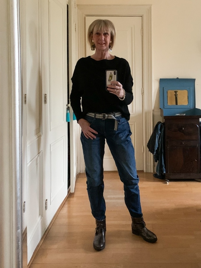 Outfit Tuesday boyfriend jeans with black jumper