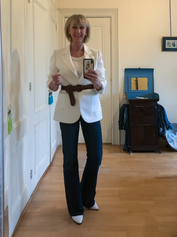 Outfit Wednesday white jacket on flared jeans