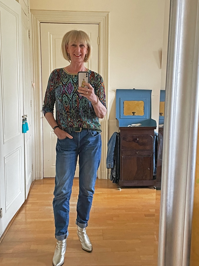 outfit with multi-coloured top