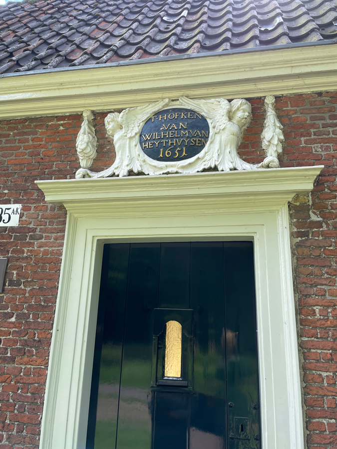 Entrance door Hofje Willem van Heythuyzen
