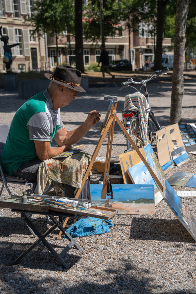 Street artist painting in The Hague