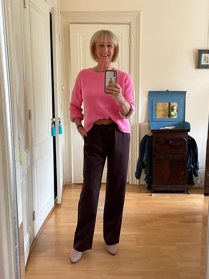 Outfit pink sweater and taupe trousers
