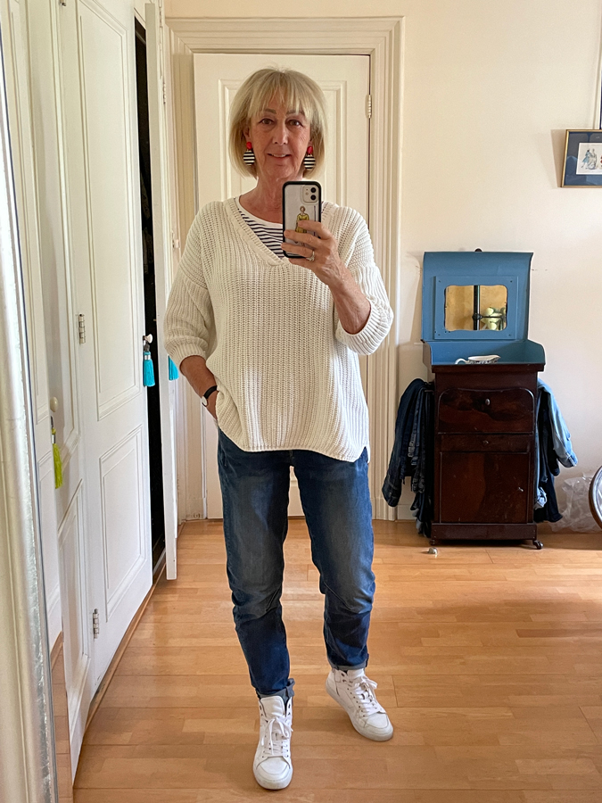 Casual outfit with white jumper