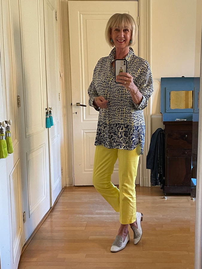 Outfit with bright yellow trousers and tunic blouse