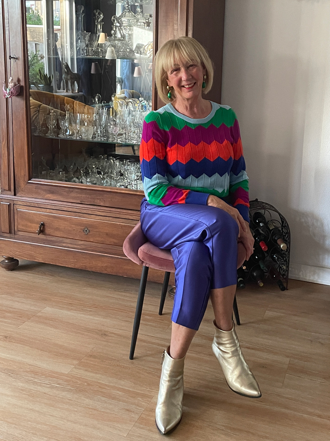 Colourful outfit with zigzag jumper