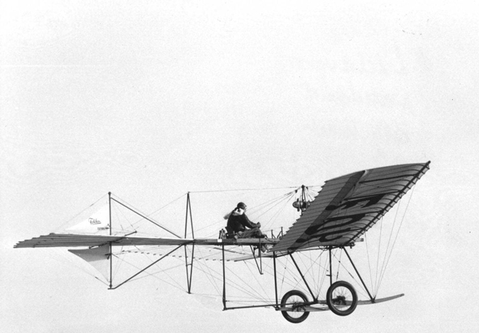 Anthony Fokker, flying in De Spin