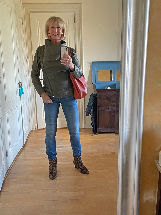 Jeans outfit with green leather jacket