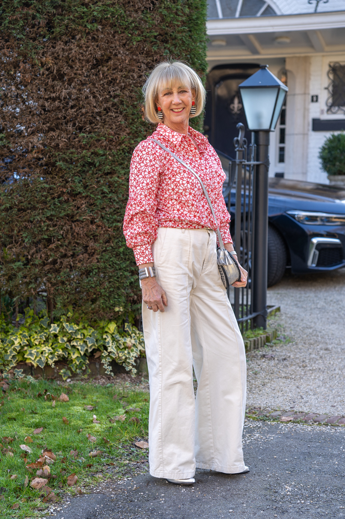 Wide cream trousers with a red and white shirt