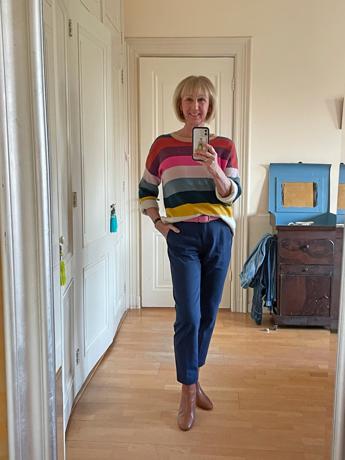 Outfit with multi-coloured stripes