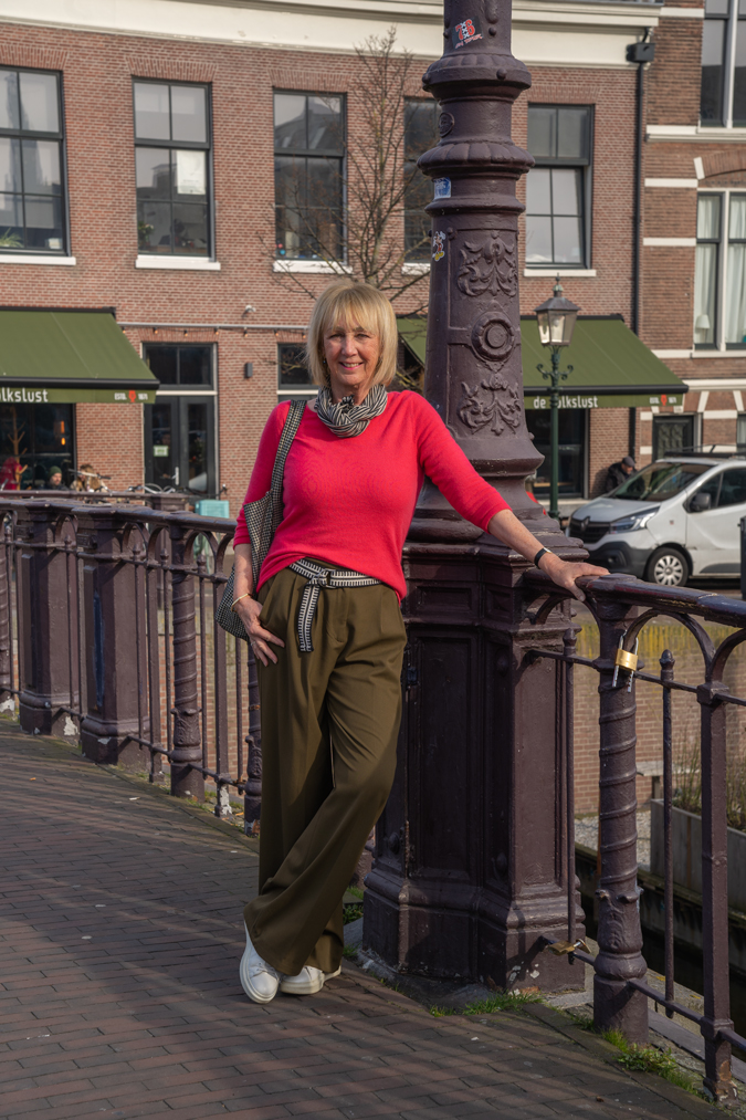 Olive coloured trousers with a bright pink jumper