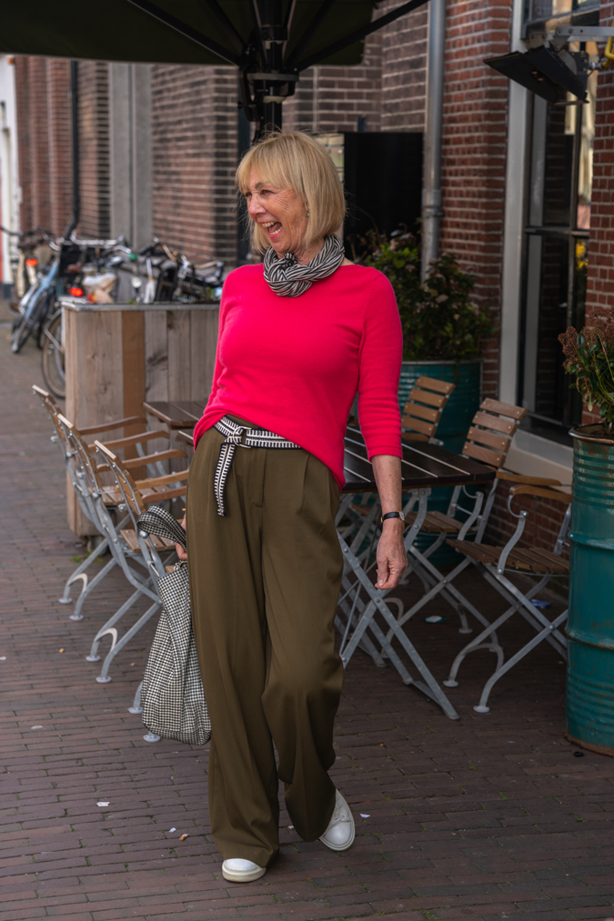 Olive coloured trousers with a bright pink jumper
