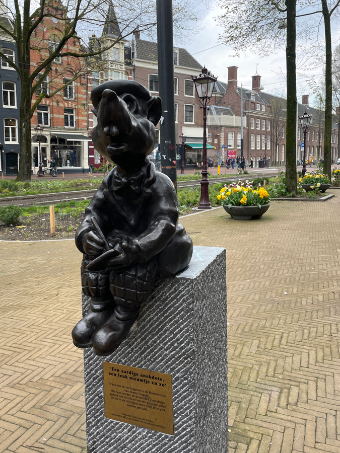 Statue of the reporter in the stories of Olivier B. Bommel
