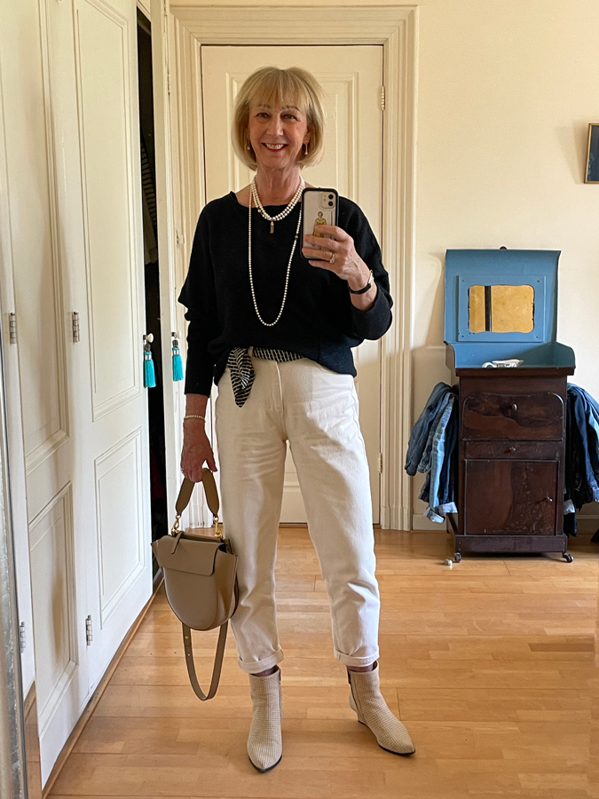 Outfit cream trousers and blue jumper with pearls