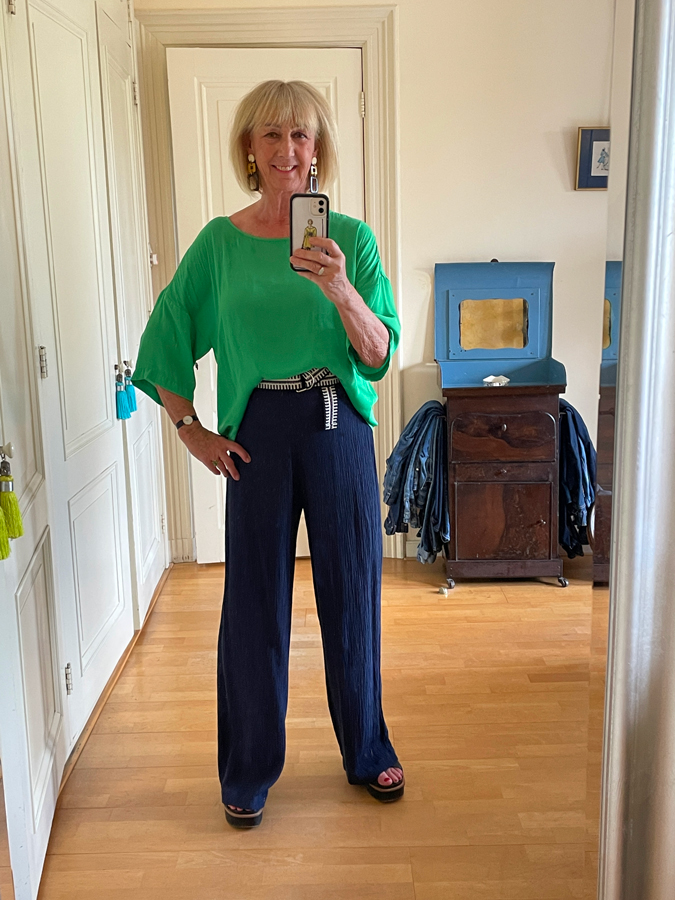 Wide blue trousers with bright green top