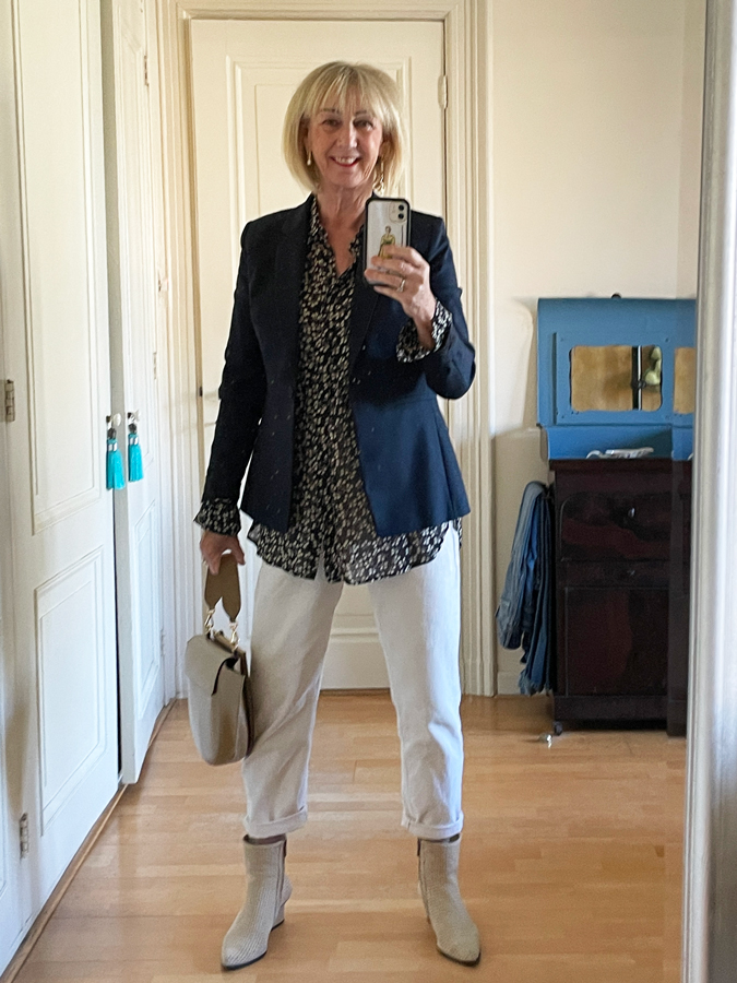 Outfit blue blazer and cream trousers