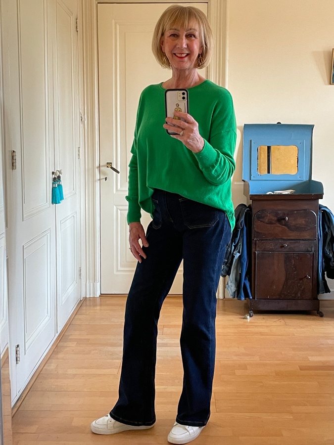 Outfit green jumper with flared jeans