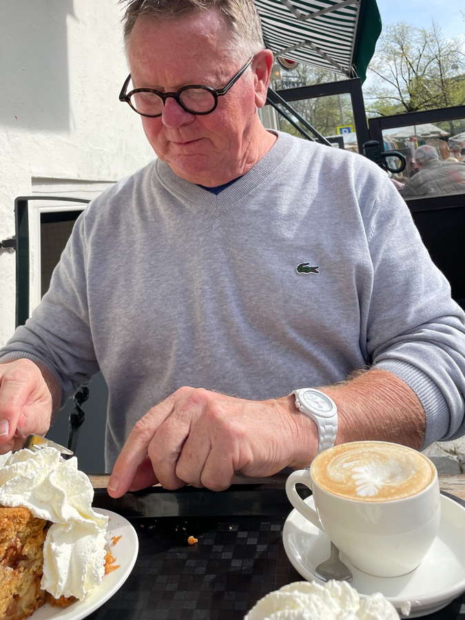 Ron at the Noordermarket, eating apple pie