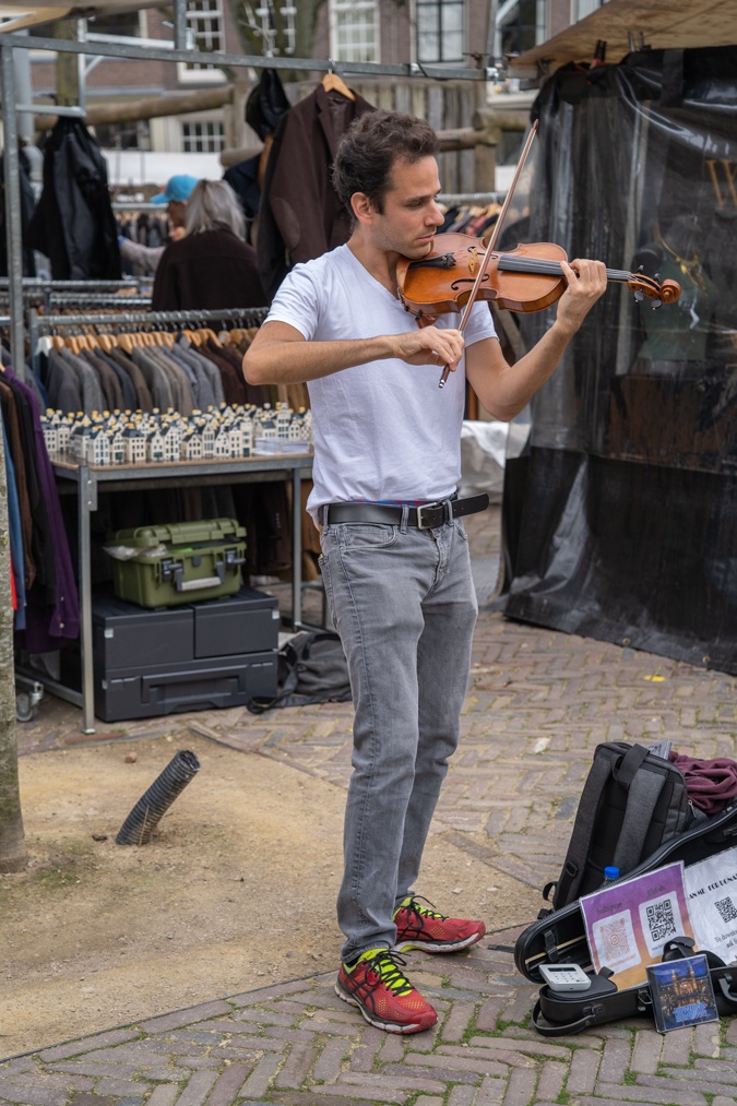 Man playing the violin at Noordermarkt Amsterdam