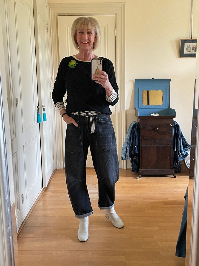 Outfit with barrel jeans
