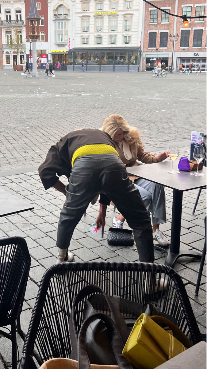 How to bend down elegantly (NOT)