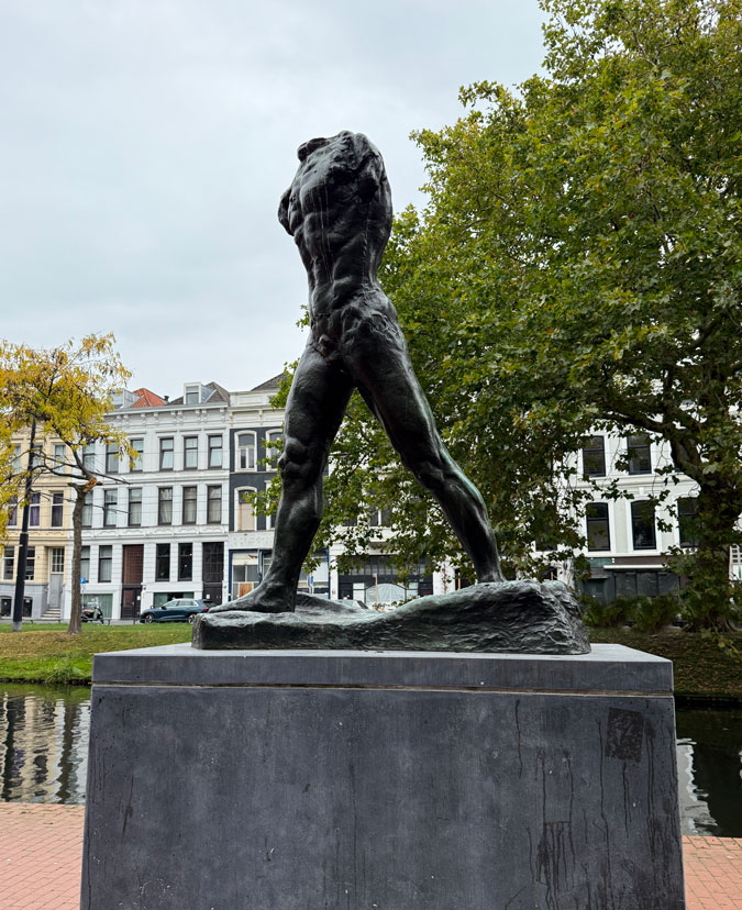 L'Homme qui marche, statue Rodin in Rotterdam