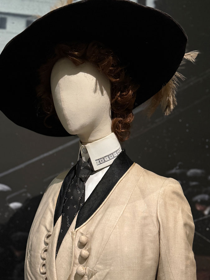 Collar dress Titanic and Fashion Kunstmuseum The Hague