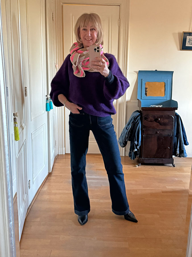 Warm outfit, jeans with a purple jumper and a pink scarf