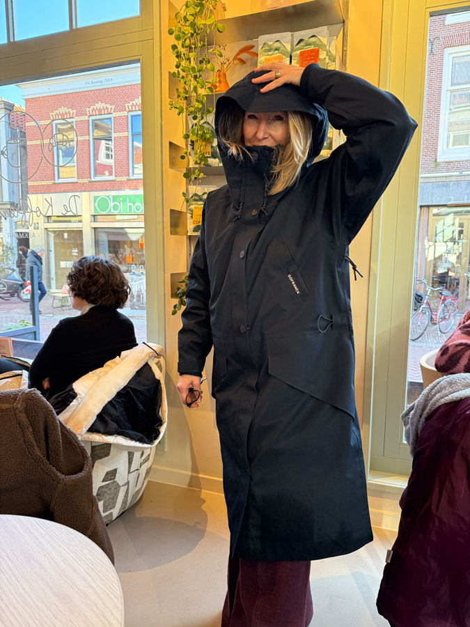 Sabine, trying on Anke's coat