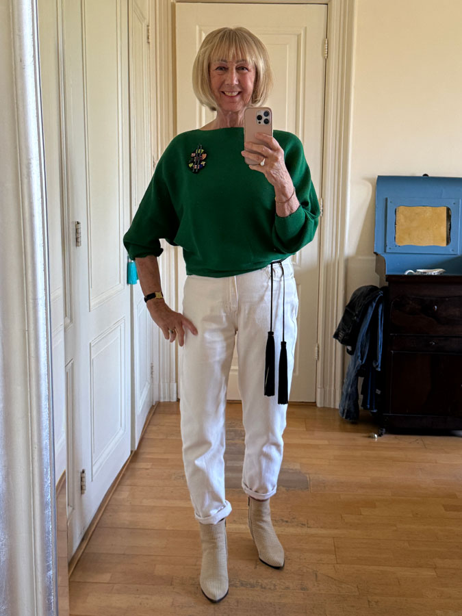 Green jumper with cream high-waisted jeans