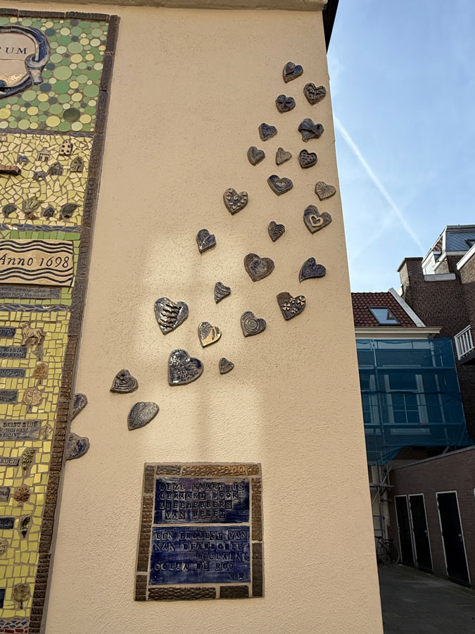 Artists of map of Delft in mosaic. Nan Deardorff-McClain (mosaic) and Colja de Roo (ceramic)