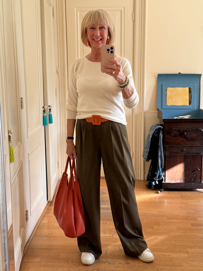 Outfit green cream and orange