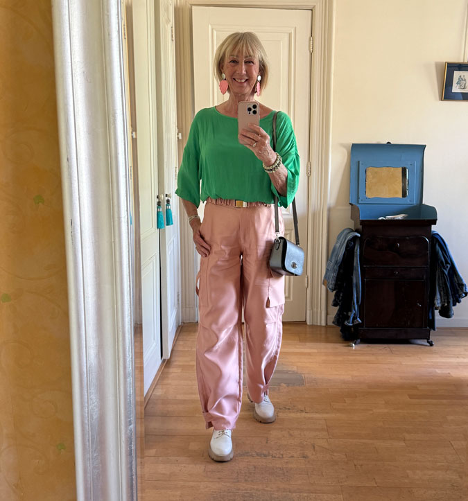 Outfit in green and pink