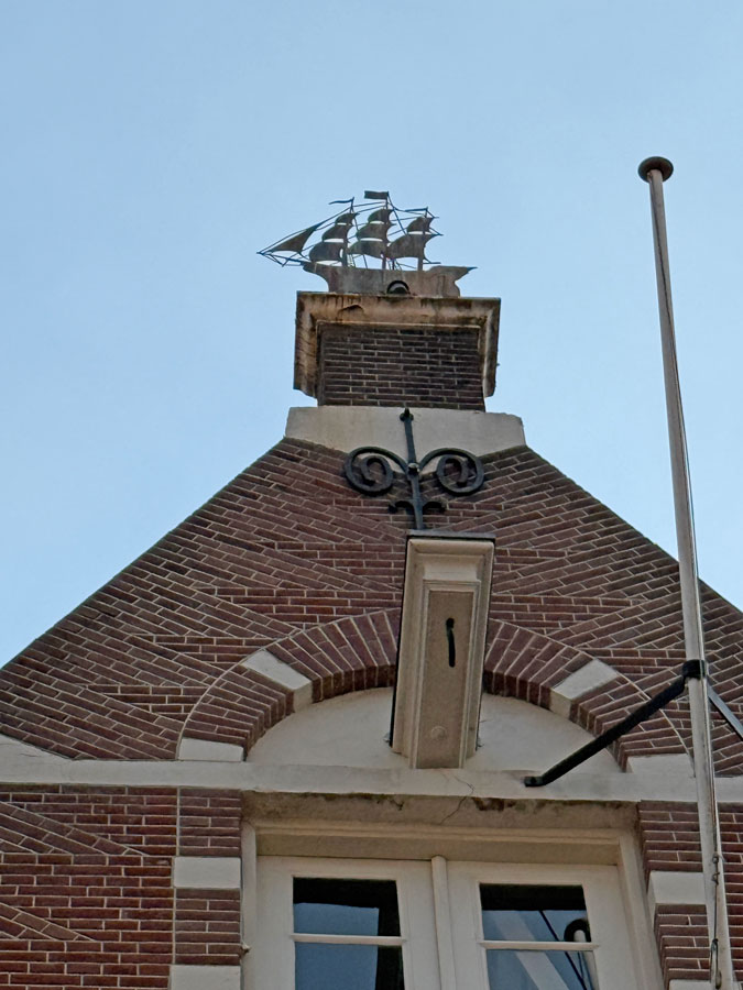 Ship on top of a house in Amsterdam called Amsterdams Welvaren