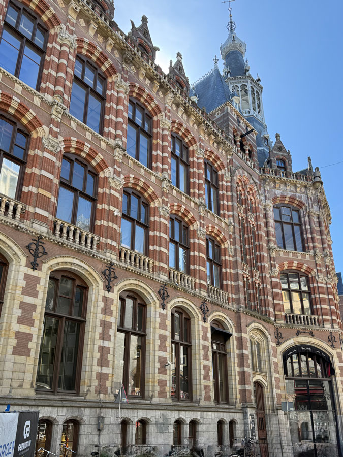 The back of Magna Plaza