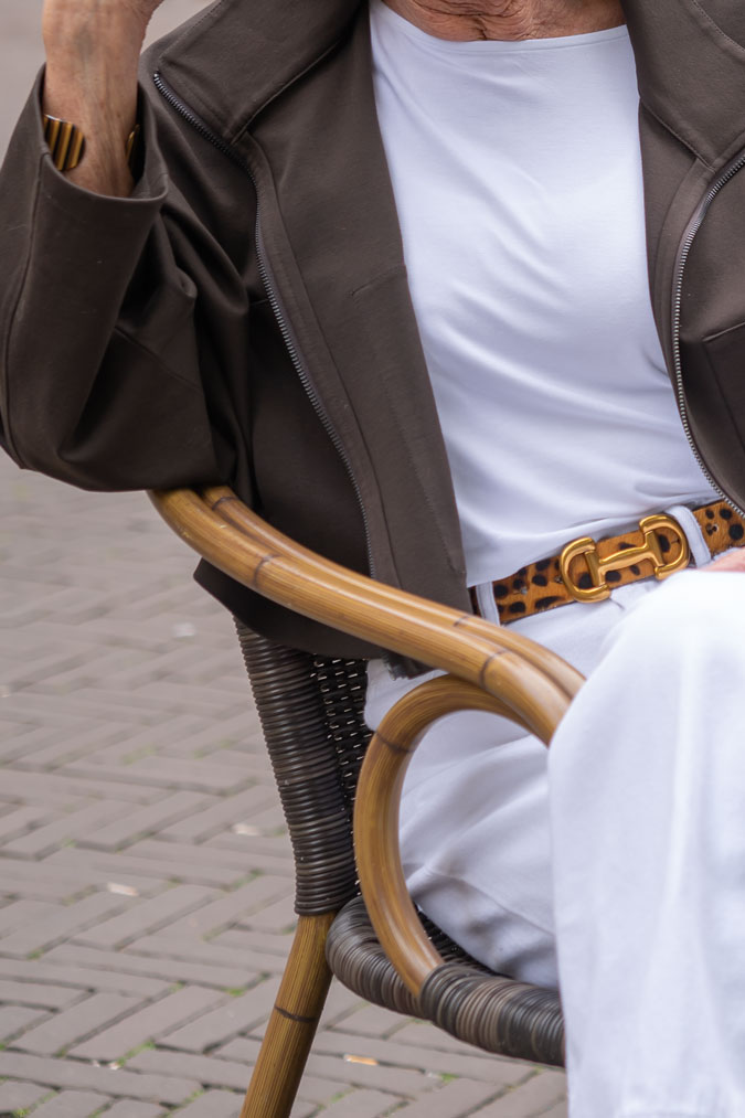 Wide white trousers, detail bracelet and belt
