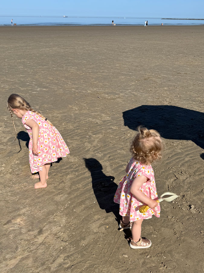 Zoë and Evy at the beach