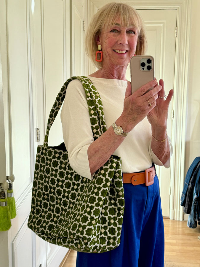 Blue, white and orange outfit with green tote