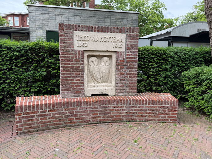 Commemorative statue