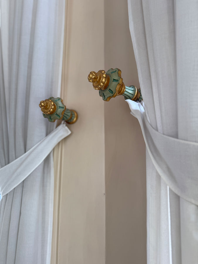 Curtain holdbacks