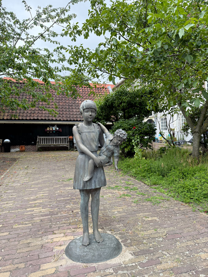 Statue of a girl with her little brother in Leiden
