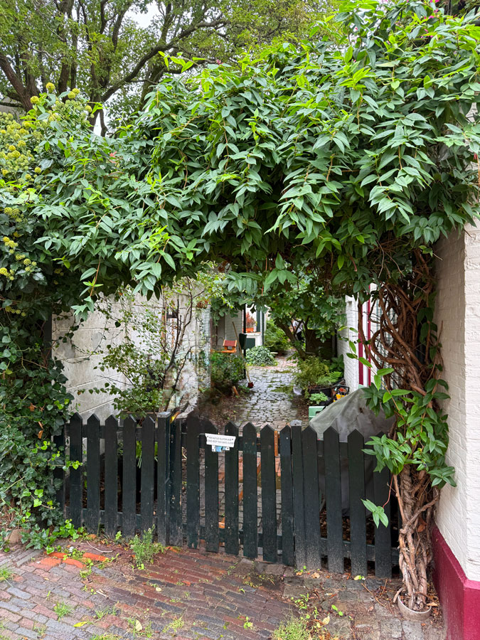 Alley to houses at the back in Scheveningen