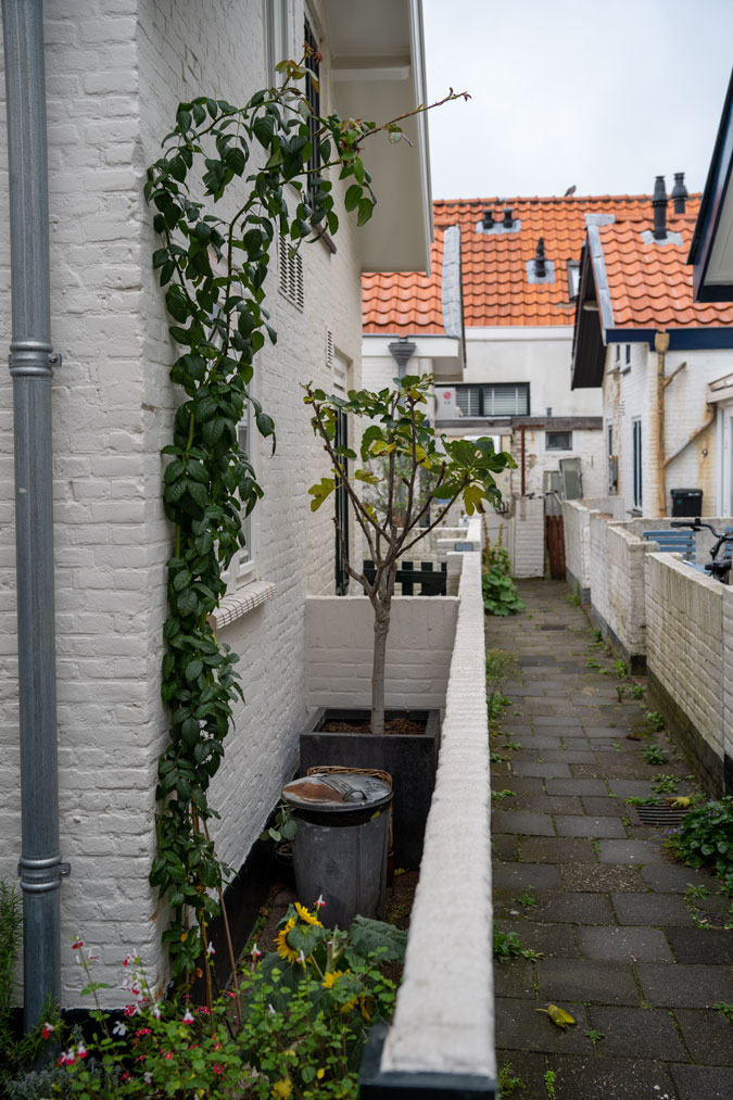 Alley to houses at the back in Scheveningen